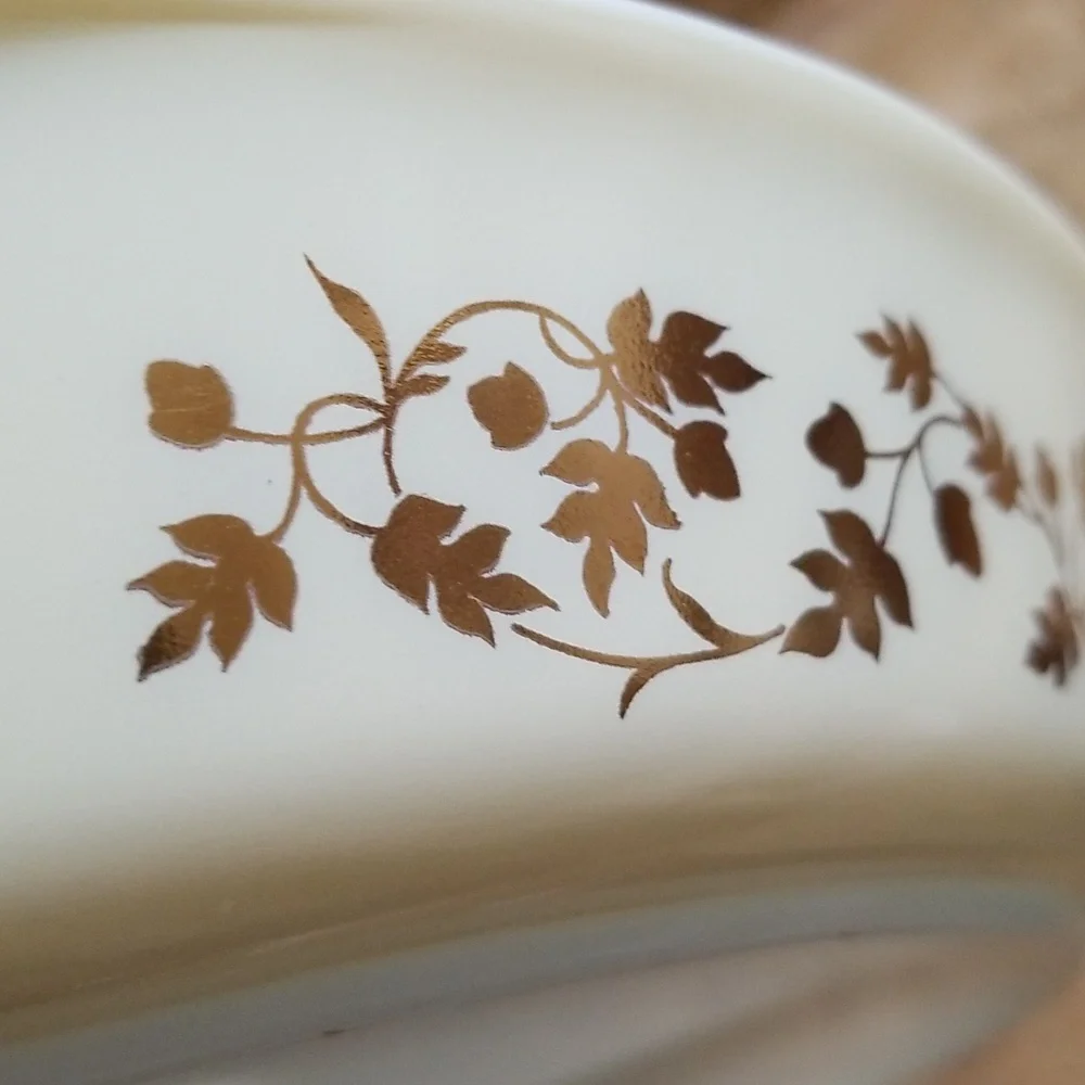 Pyrex vintage gold